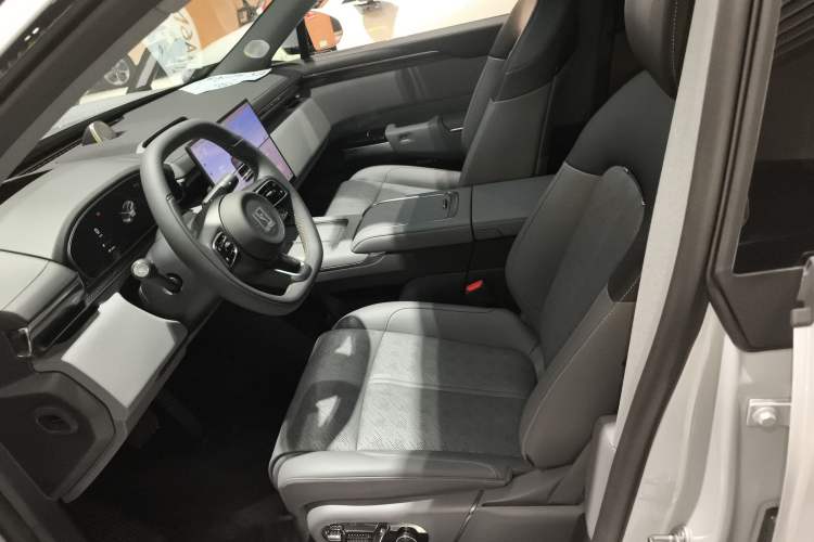 Used Zeekr 7X 2025 100 kWh Long-Range Rear-Wheel Drive with Intelligent Driving Features