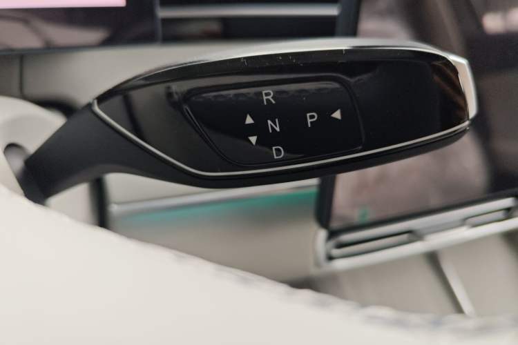 Used Fengyun A8L 2025 1.5 TGDI 145 km Luxury Version Gear Lever