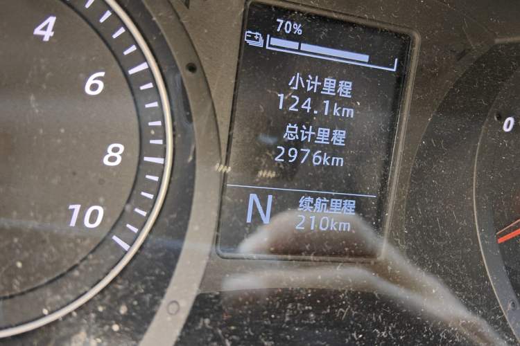 Used Wuling Yangguang 2024 300KM Comfort Version Passenger Van 75kW Odometer Close Up
