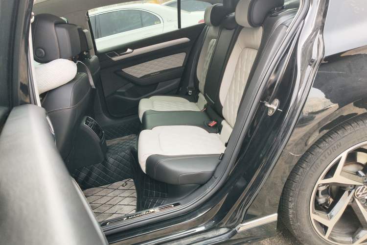 Used Volkswagen Magotan 2023 2 Million Units Commemorative Edition 330TSI DSG Luxury Version Left Rear Seat