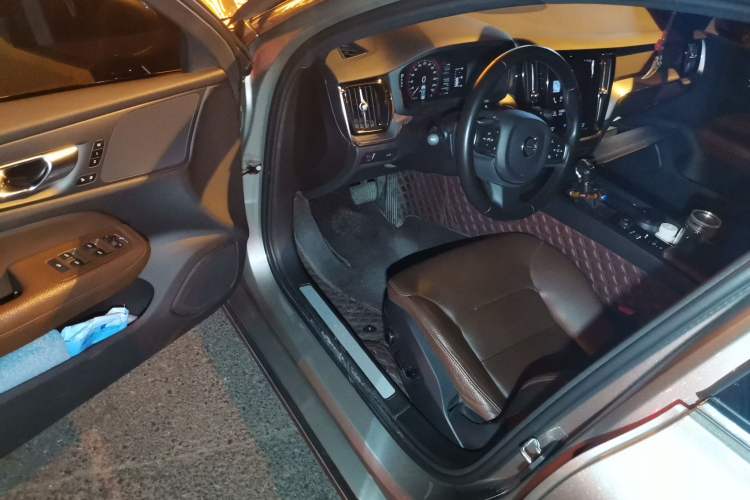 Used Volvo S60 2021 T4 Zhiyi Luxury Edition
