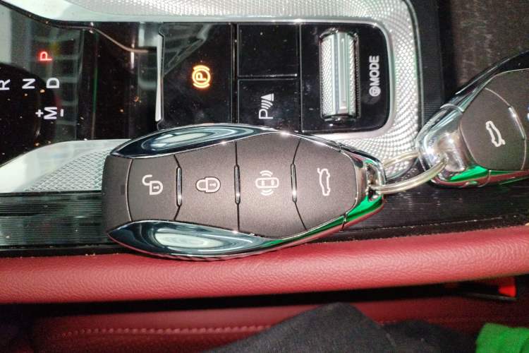 Used Hongqi H5 2024 2.0T Automatic Smart Connect Flagship Edition Vehicle Key