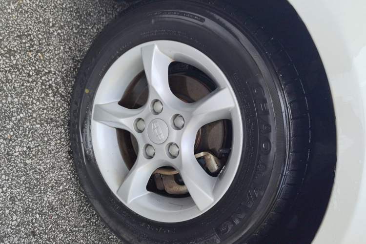 Used Geely Auto Emgrand 2014 Sedan 1.5L Manual Fashion Edition Left Front Wheel Hub