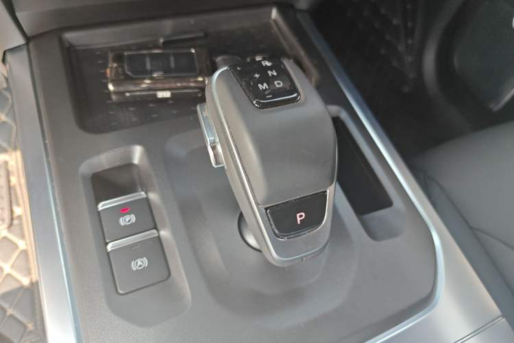 Used 212 T01 2025 2.0T Changfeng Gear Lever