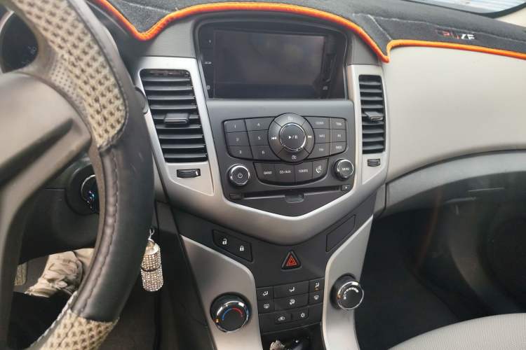 Used Chevrolet Cruze 2013 1.6L SL MT Audio And AC Panel