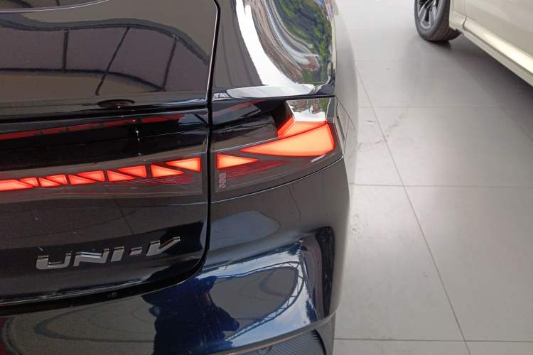 Used CHANGAN UNI-V 2022 1.5T Prestige Version Exterior 3