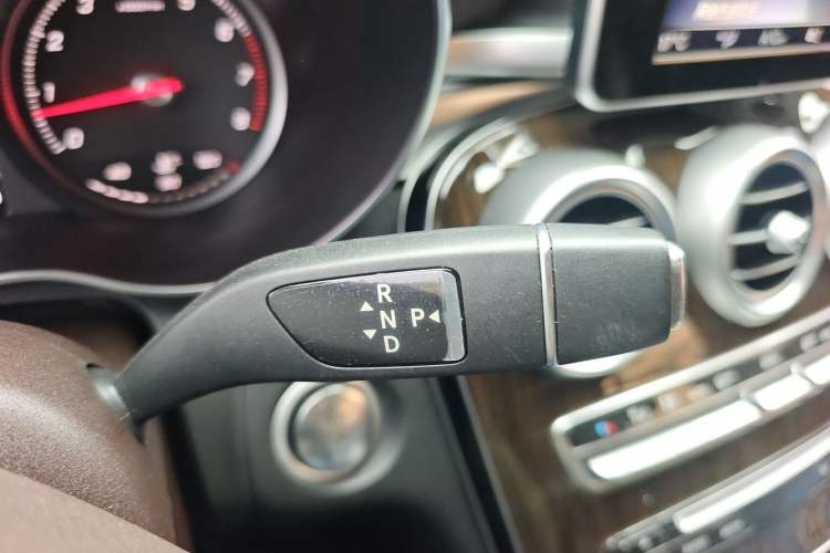 Used Mercedes-Benz GLC 2018 Facelift GLC 260 4MATIC Luxury Edition Gear Lever