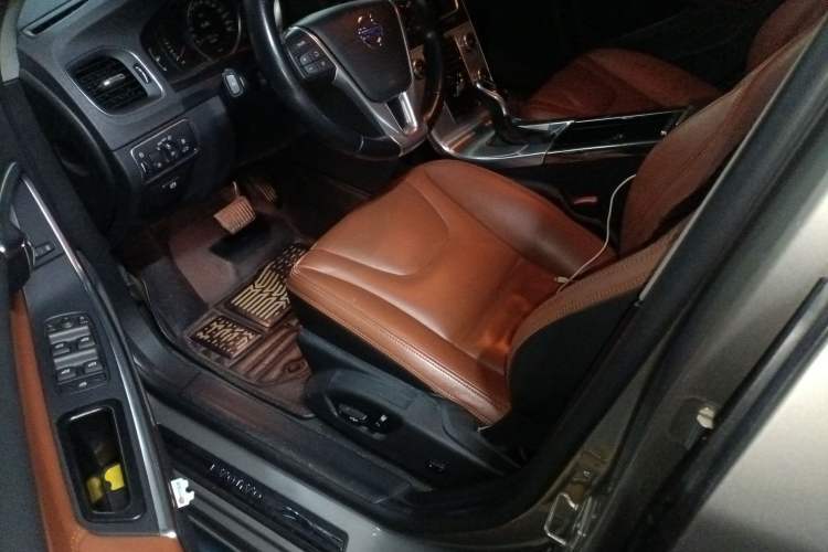 Used Volvo S60 2014 S60L 2.0T Zhiyuan Edition
