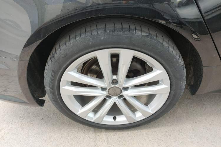 Used Audi A6L 2018 30th Anniversary Edition 30 FSI Style Model Right Rear Wheel Hub