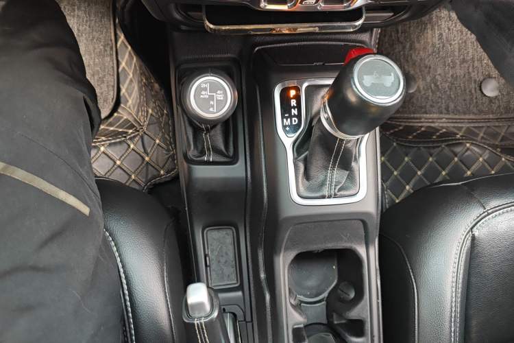 Used Jeep Wrangler 2019 2.0T Sahara Four-Door Version China VI Emission Standard Gear Lever