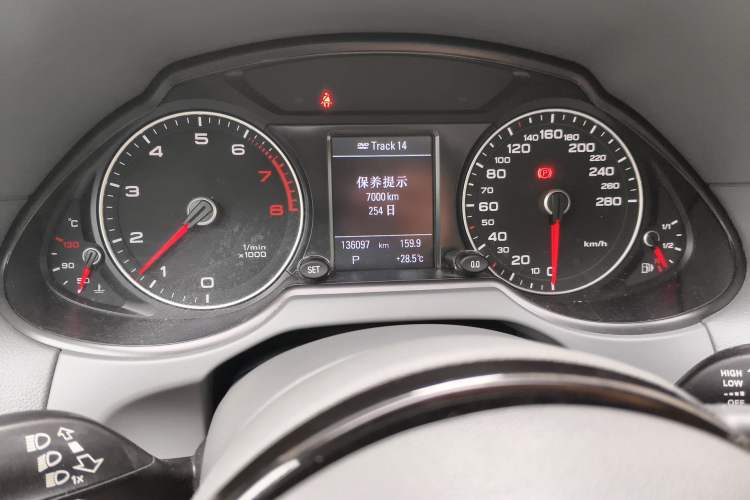 Used Audi Q5 2013 40 TFSI Technology Edition Odometer Close Up