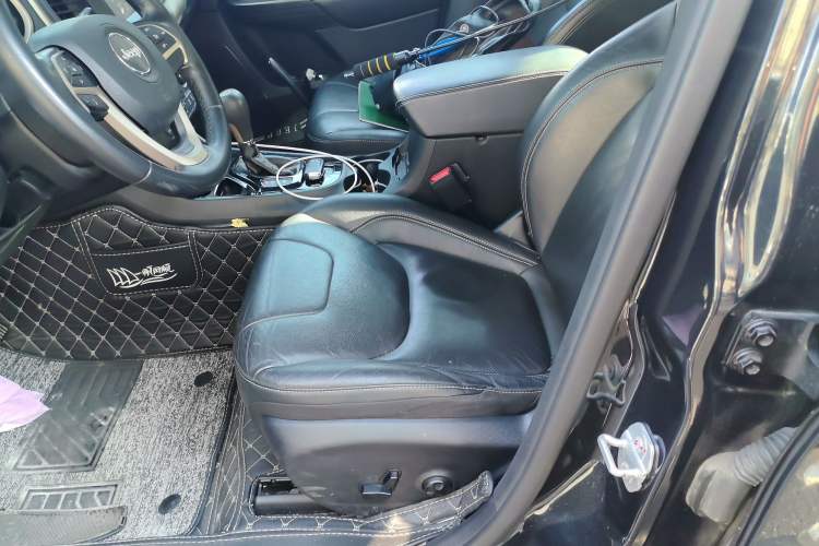 Used Jeep Cherokee 2017 2.0L Superior Edition
