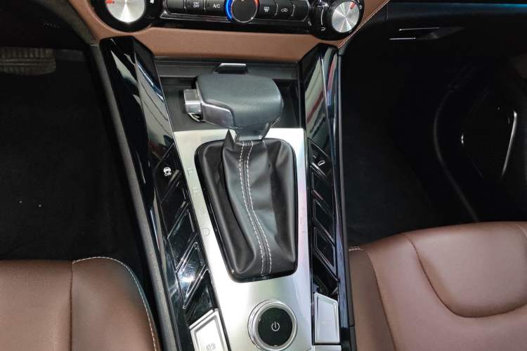 Used TRAUM S70 2018 1.5T Automatic Comfort Model 7 Seats Gear Lever