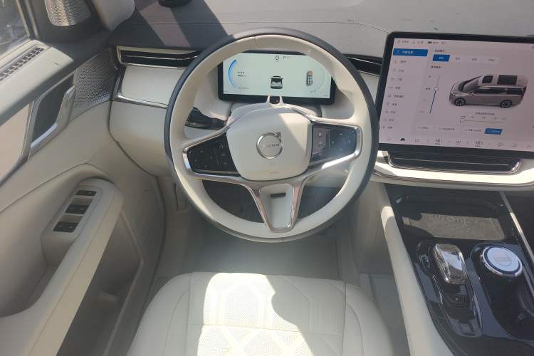 Used Volvo EM90 2025 Ultra Six-Seater