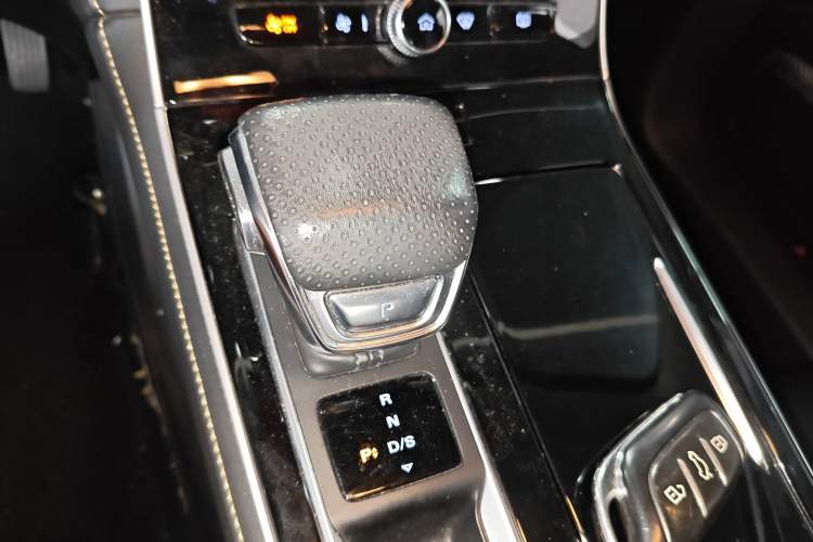 Used Roewe i6 MAX 2020 300TGI Automatic "Swell Cool Smart Drive" Edition Gear Lever