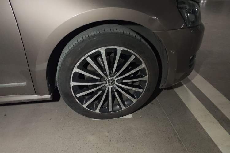 Used Volkswagen Passat 2011 3.0L V6 DSG Flagship Deluxe Edition Right Front Wheel Hub