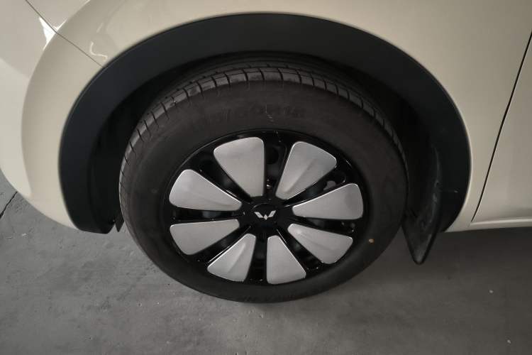 Used Wuling Bingo 2025 333 km Lingxi Connected Version Left Front Wheel Hub