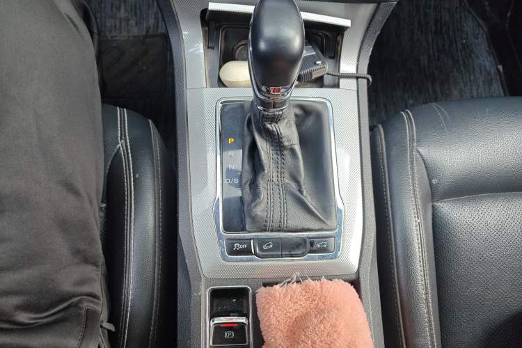 Used Roewe RX5 2018 20T Two-Wheel Drive Automatic Internet Smart Edition Gear Lever