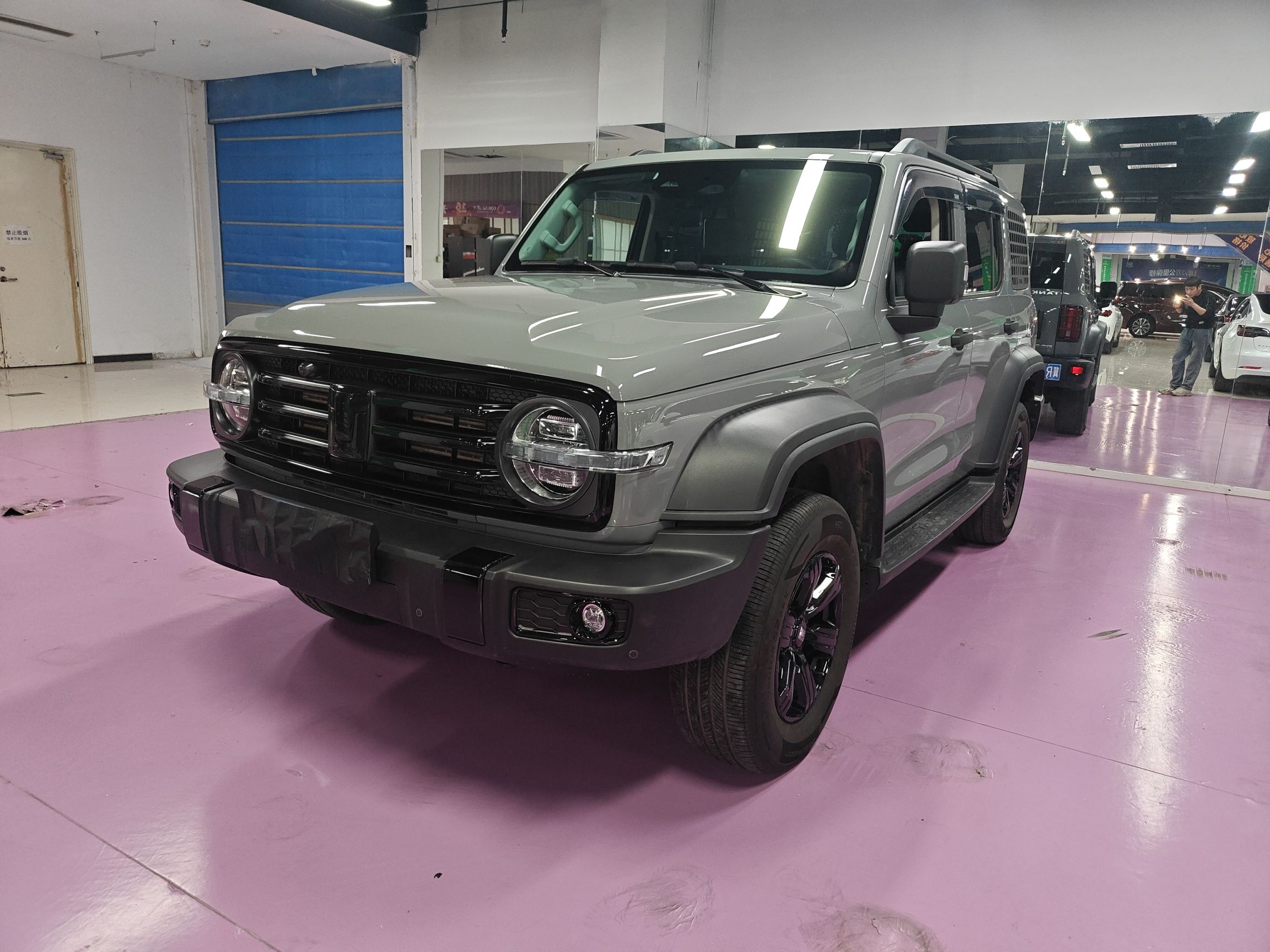 Под передней частью автомобиля