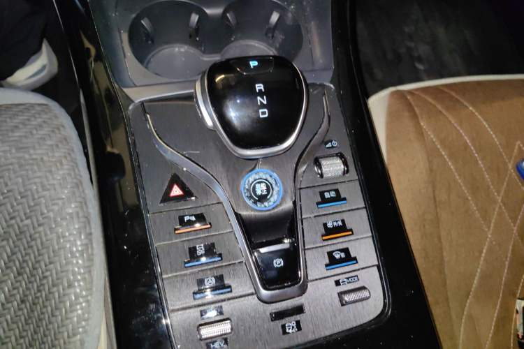 Used BYD Qin PLUS 2024 HONOR Edition DM-i 55KM Leading Model Gear Lever
