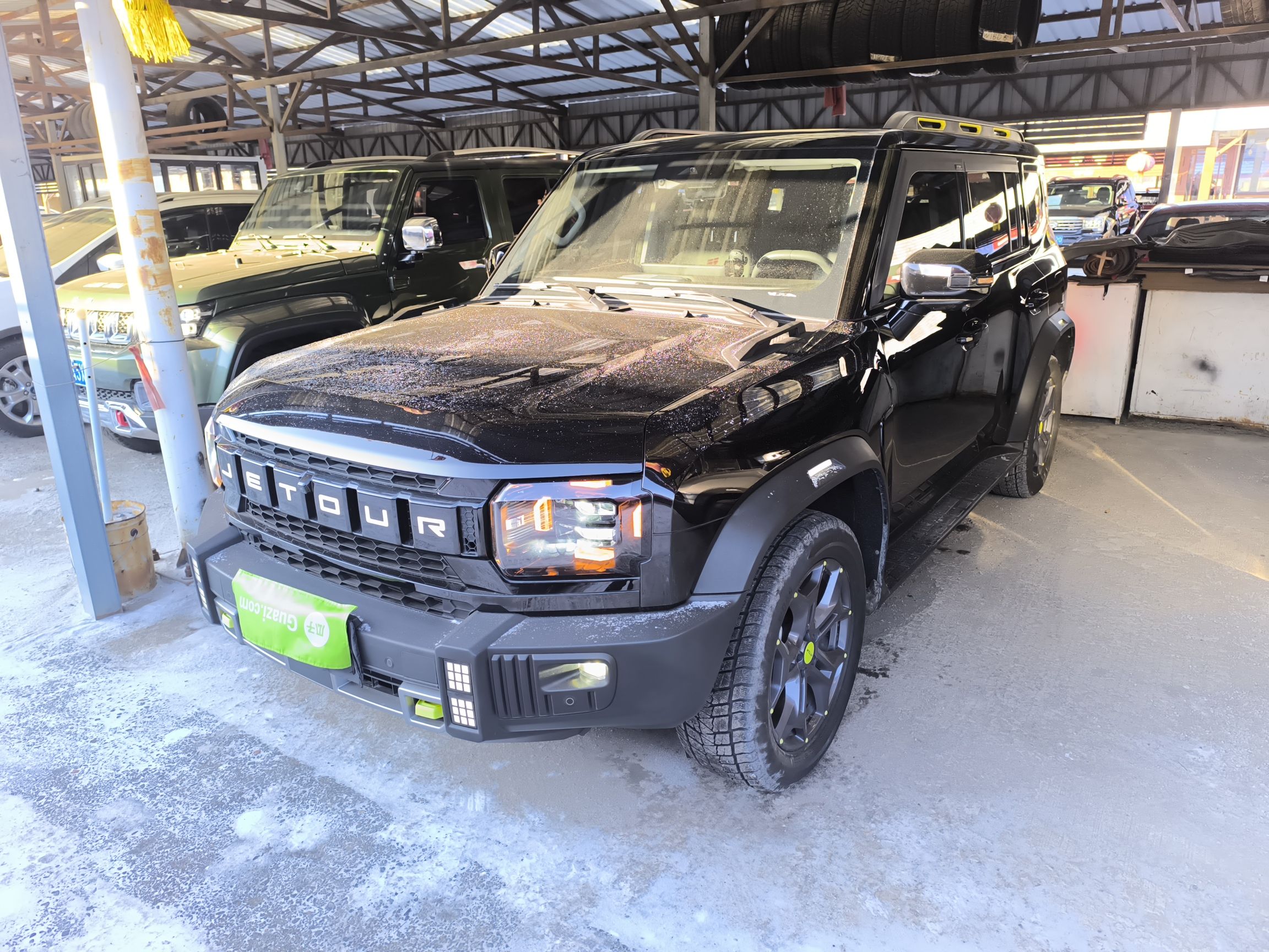 تحت مقدمة السيارة