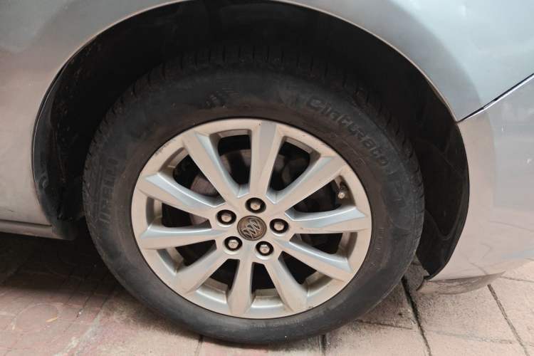 Used Buick GT 2013 GT 1.8L Automatic Fashion Edition Right Front Wheel Hub