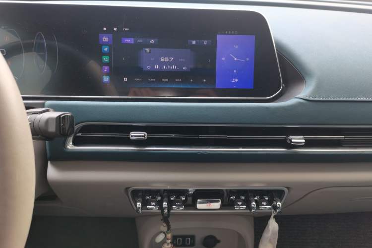 Used ORA Good Cat 2022 400km Standard Range Premium Version Lithium-Ion Battery Audio And AC Panel