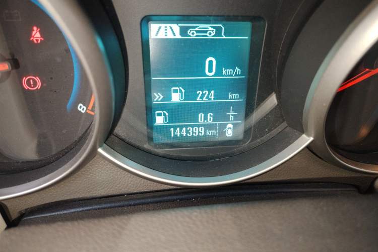 Used Chevrolet Cruze 2015 1.5L Classic SL MT Odometer Close Up