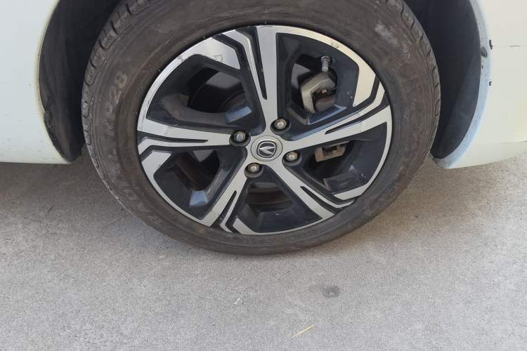 Used CHANGAN Benni E-Star 2022 Charming Edition Colorful Model Lithium Iron Phosphate Right Front Wheel Hub