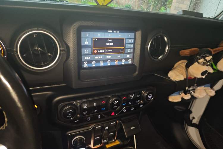 Used Jeep Wrangler 2019 2.0T Sahara Four-Door Version China VI Emission Standard