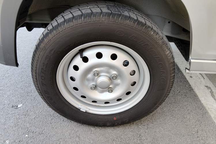 Used Wuling Zhiguang 2023 1.5L Practical Version 5/7 Seats Left Front Wheel Hub