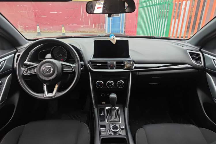 Used Mazda CX-4 2018 2.0L Automatic Two-Wheel Drive Blue Sky Dynamic Version China V Standard Center Console