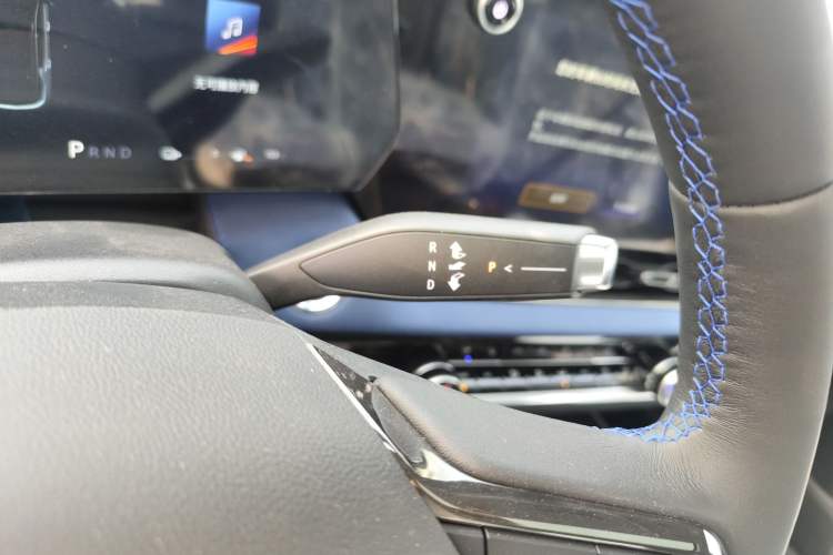 Used Chevrolet Equinox Plus 2024 102km RS Ultimate Edition Gear Lever