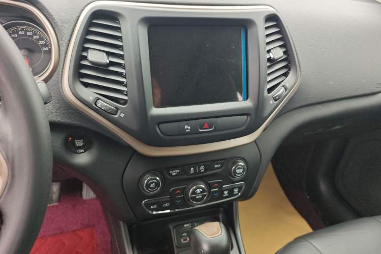 Used Jeep Cherokee 2016 2.4L Leading Smart Version
