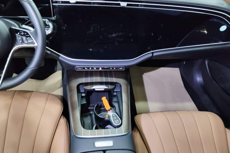 Used Mercedes-Benz E-Class New Energy 2024 E 350 e L Plug-in Hybrid Sedan Audio And AC Panel