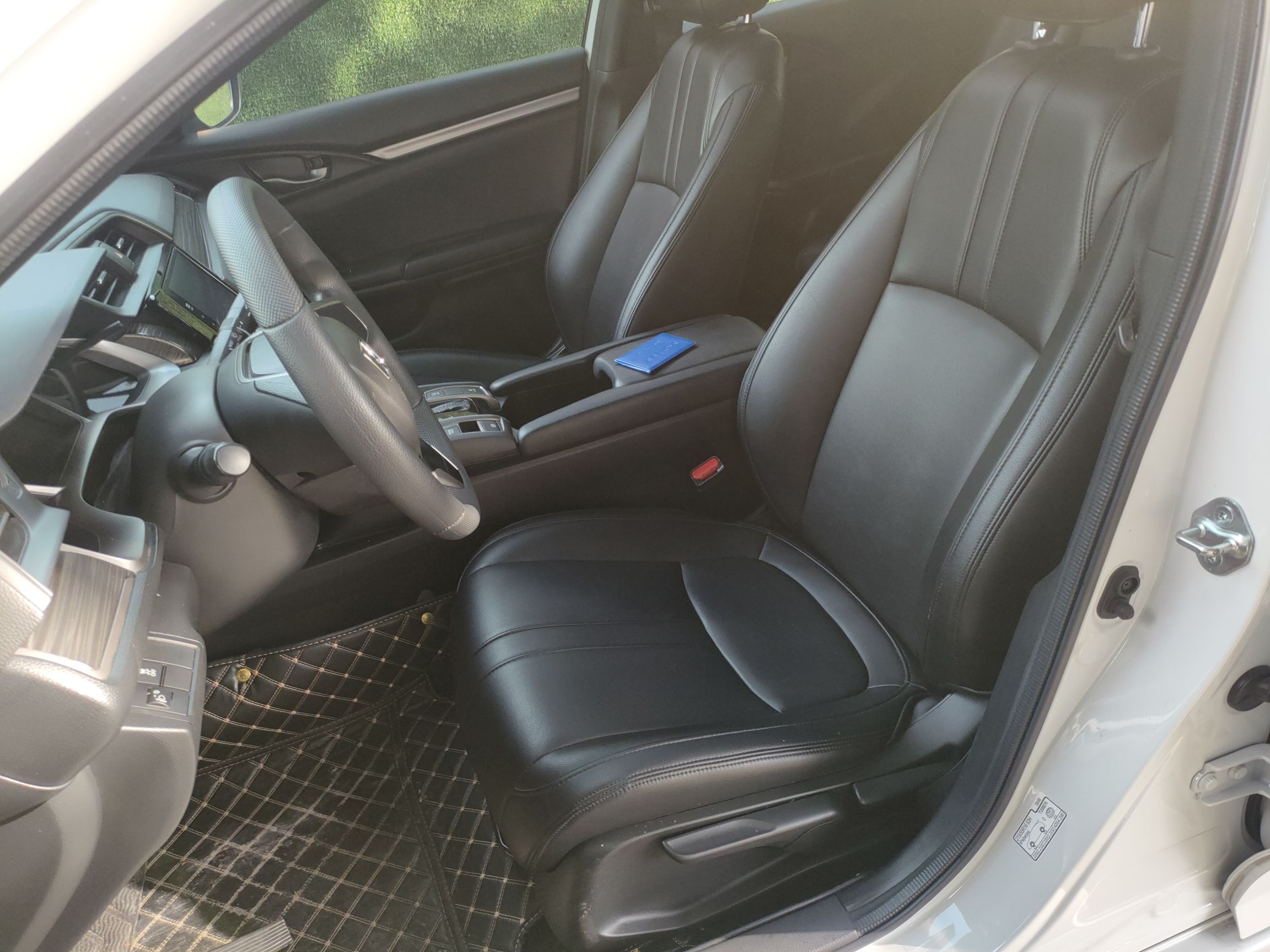 Переднее сиденье в автомобиле