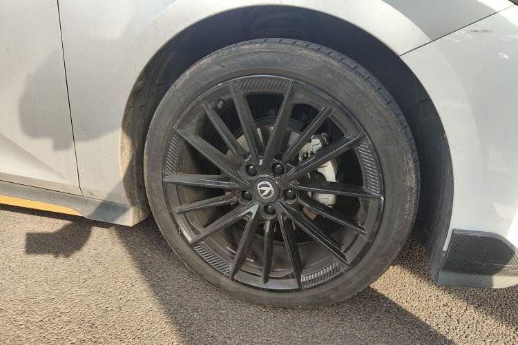 Used CHANGAN UNI-V 2024 1.5T Prestige Sport Edition Right Front Wheel Hub