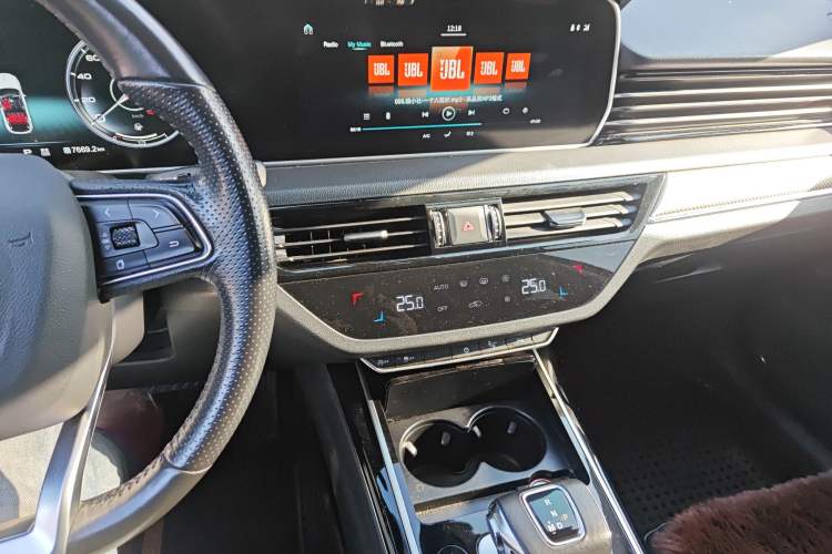 Used Hongqi HS5 2019 2.0T Smart Connect Flagship Edition Audio And AC Panel