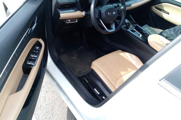 Used Geely Auto Emgrand L HiP 2024 Champion Edition 1.5TD-DHT Pro 100KM Excellence Model
