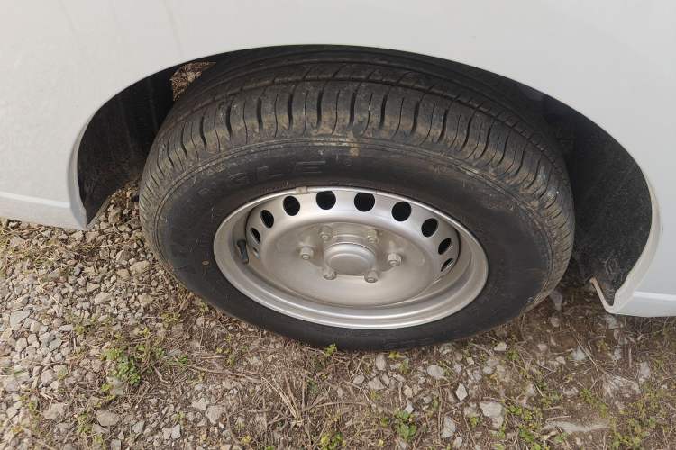 Used Wuling Yangguang 2024 300KM Comfort Version Passenger Van 75kW
