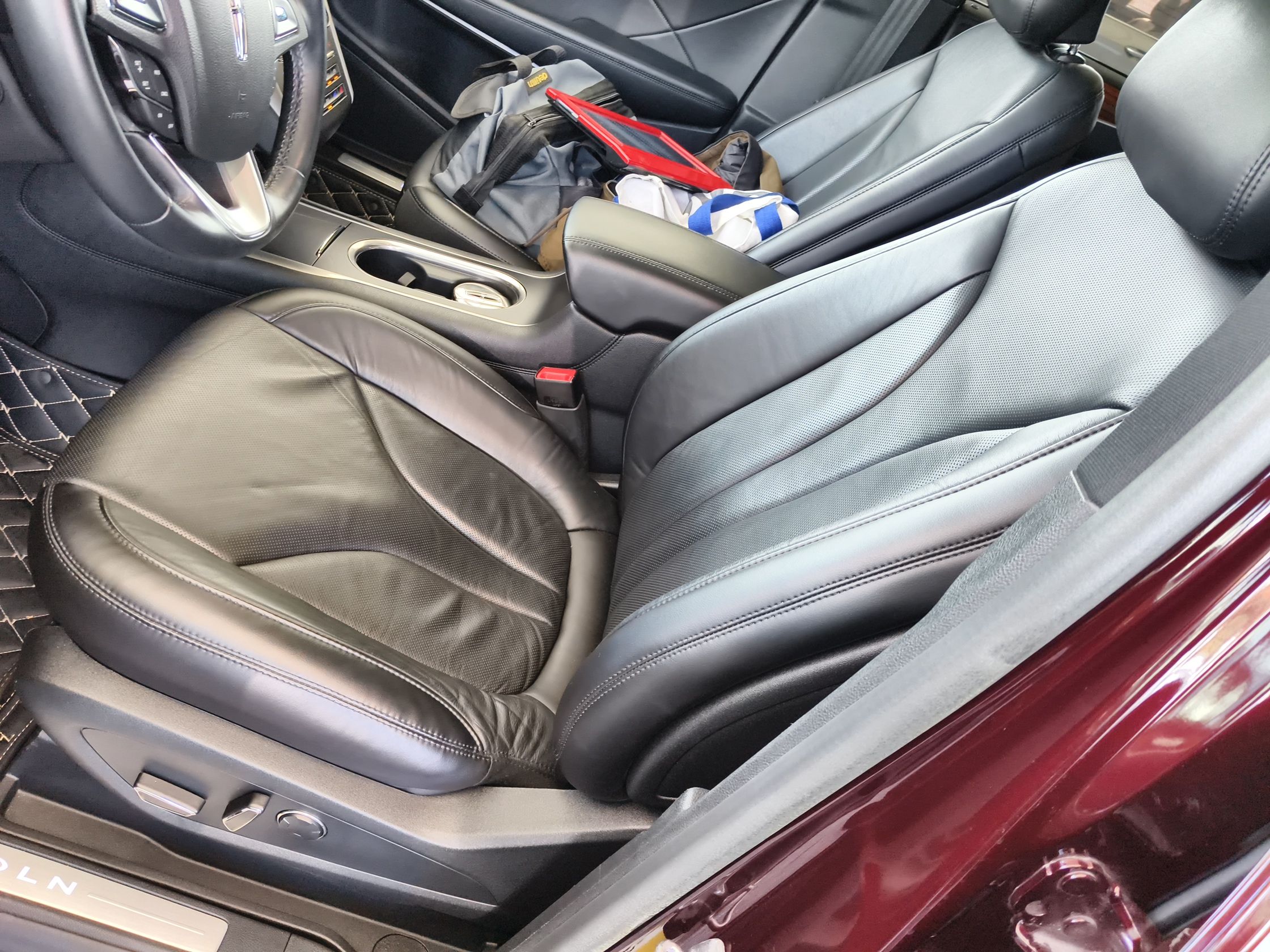 المقاعد الأمامية داخل السيارة