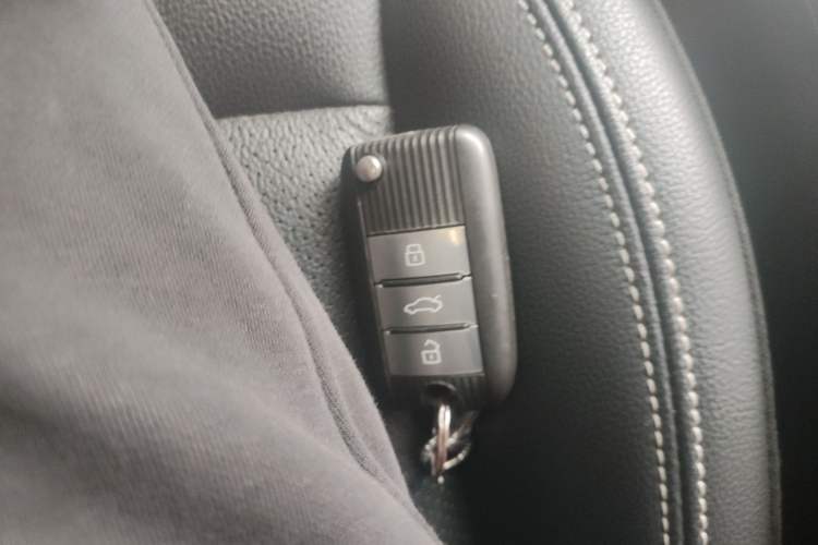 Used Roewe RX5 2016 20T Two-Wheel Drive Automatic Internet Smart Edition Vehicle Key