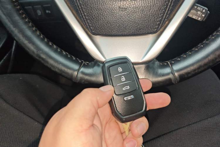 Used Toyota Highlander 2018 2.0T Four-Wheel Drive Luxury Edition 7 Seats China V Emission Standard Vehicle Key