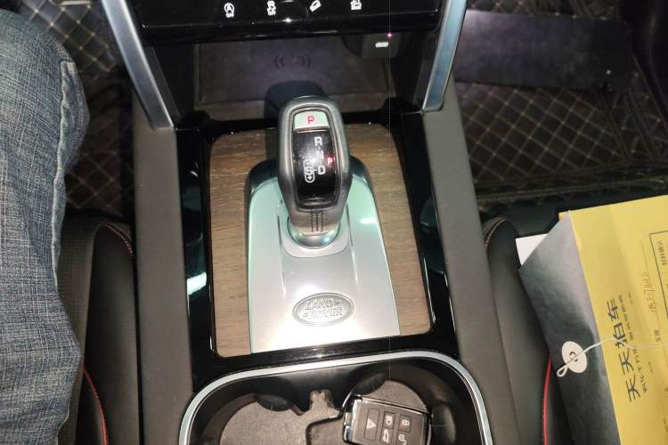 Used Land Rover Discovery Sport 2022 249 PS R-Dynamic SE Performance Tech Edition 5 Seats Gear Lever