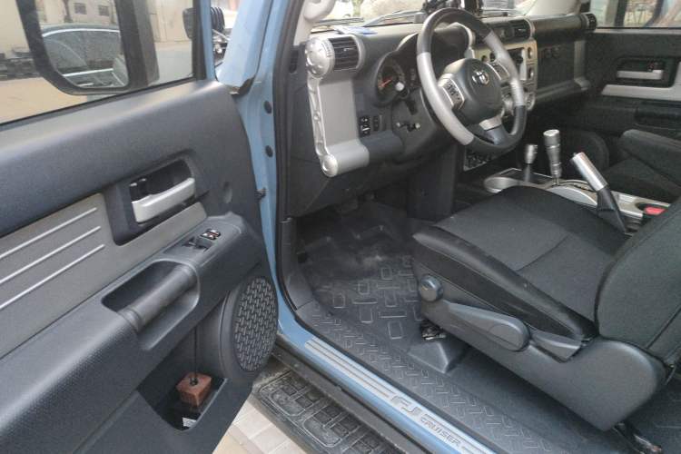 Used Toyota FJ Cruiser 2013 4.0L Driver Seat
