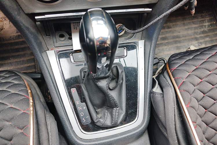 Used Volkswagen Gran Lavida 2014 1.6L Automatic Sport Edition Gear Lever