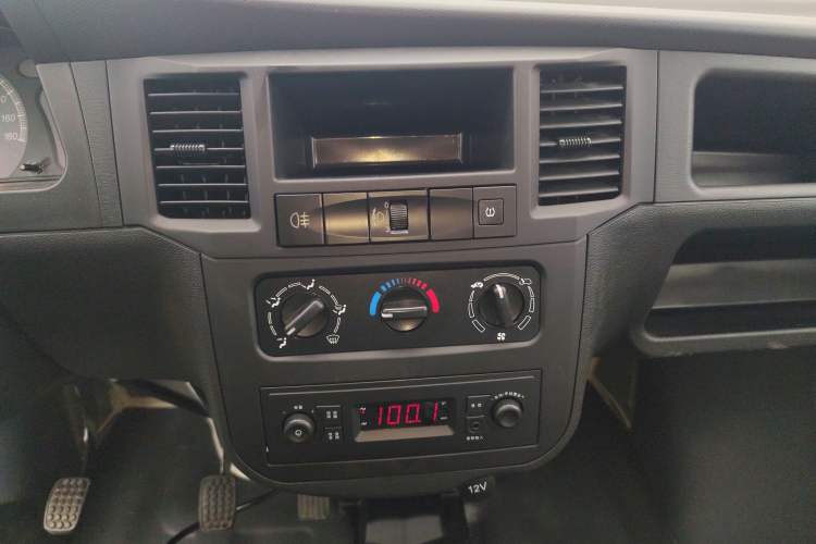 Used Wuling Zhiguang 2023 1.5L Practical Version 5/7 Seats Audio And AC Panel