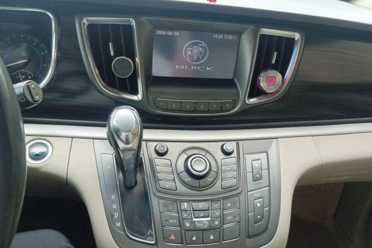 Used Buick GL8 2011 3.0L GT Luxury Business Haoya Edition Audio And AC Panel