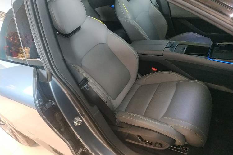 Used Lynk & Co 08 EM-P 2025 220 km All-Wheel-Drive Performance Halo