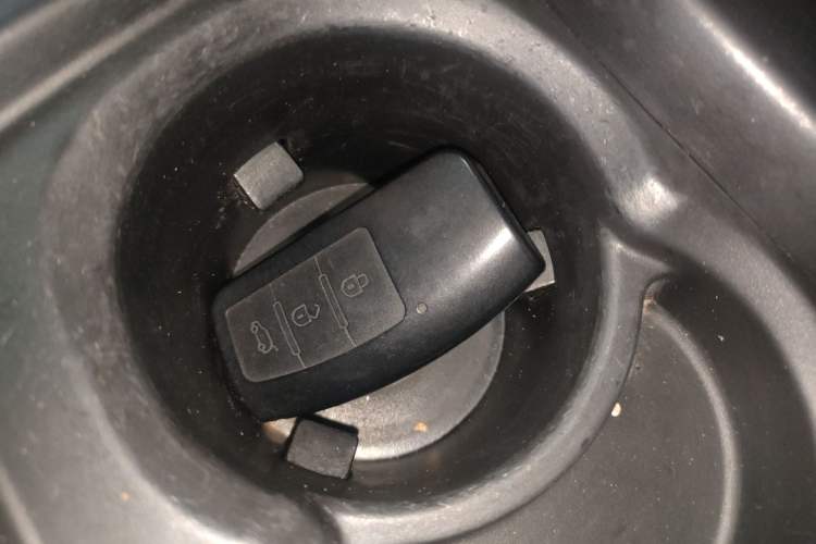 Used JMC Yusheng S350 2013 2.4T Automatic 4x4 Diesel Luxury 5-Seater Vehicle Key